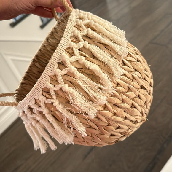 NWOT STRAW BASKET - Picture 9 of 17
